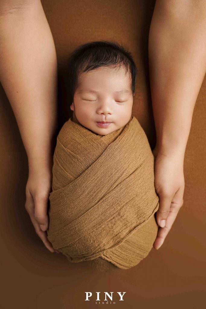 chup-anh-newborn-so-sinh-tai-nha-quan-12